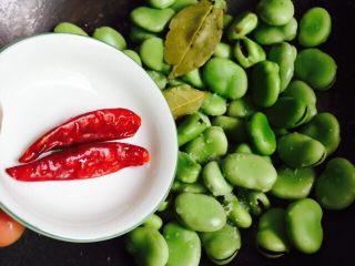 #做妈妈的拿手菜#五香蚕豆,放入干辣椒