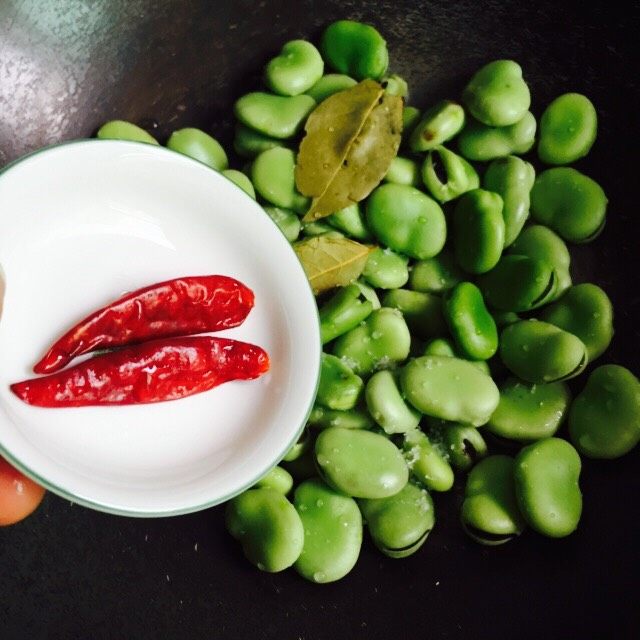#做妈妈的拿手菜#五香蚕豆,放入干辣椒