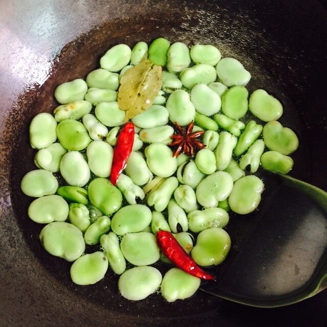 #做妈妈的拿手菜#五香蚕豆,用锅铲搅匀，大火煮开转中火煮六、七分钟即可！