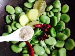 #做妈妈的拿手菜#五香蚕豆,放入两茶匙的胡椒粉