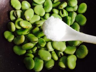 #做妈妈的拿手菜#五香蚕豆,加两茶匙的盐