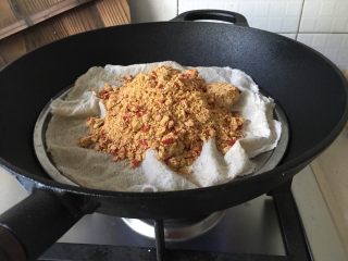 渣海椒腊肉,渣海椒用棉布包住放入蒸格里，密封、大火沸水蒸15分钟左右。