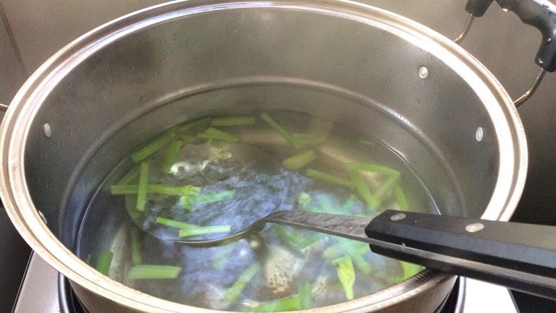柠檬泡椒凤爪,芹菜焯一下水捞出，过凉水，捞出沥干水分