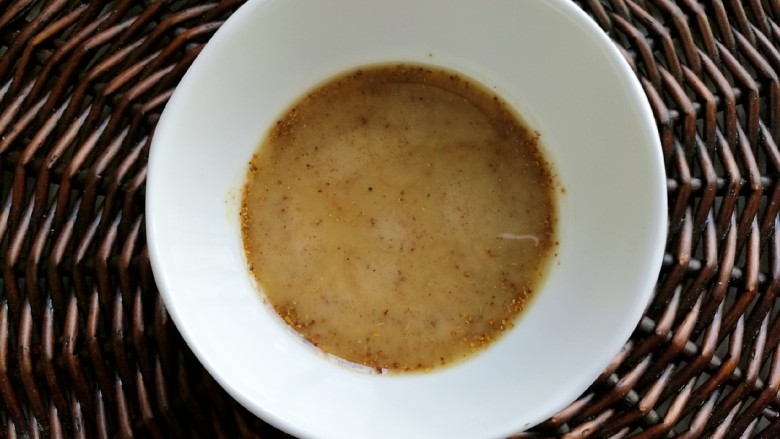 椒盐烧饼,将炒好的椒盐酥油倒入碗里，冷却后备用。