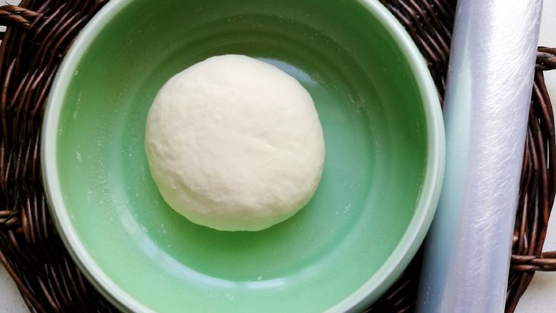 椒盐烧饼,用手揉成一个光滑的面团，盖上保鲜膜，室温发酵1个小时。
