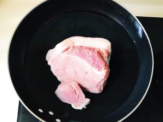 妈妈的味道之麻辣手撕肉条,食材处理：将猪肉连皮带肉冷水下锅焯熟
