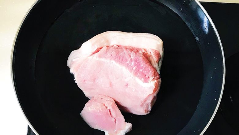 妈妈的味道之麻辣手撕肉条,食材处理：将猪肉连皮带肉冷水下锅焯熟
