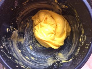 橙味吐司,除黄油外，其它料全部入和面机中和成面团后，加入融化的黄油，继续搅拌