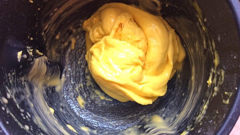 橙味吐司,除黄油外，其它料全部入和面机中和成面团后，加入融化的黄油，继续搅拌