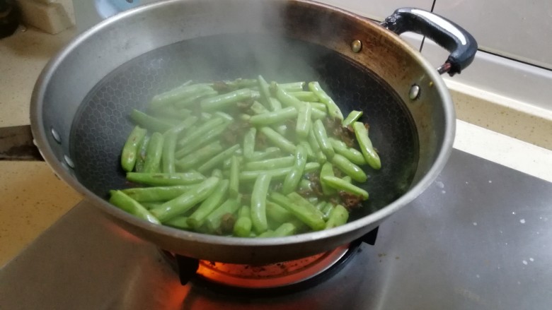 梅干菜四季豆,放水，煮熟，水收干