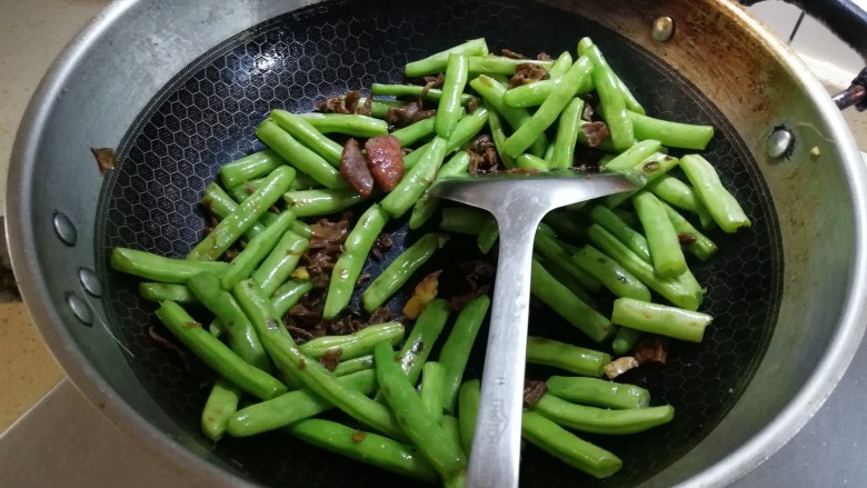 梅干菜四季豆,放香肠，放盐，清炒