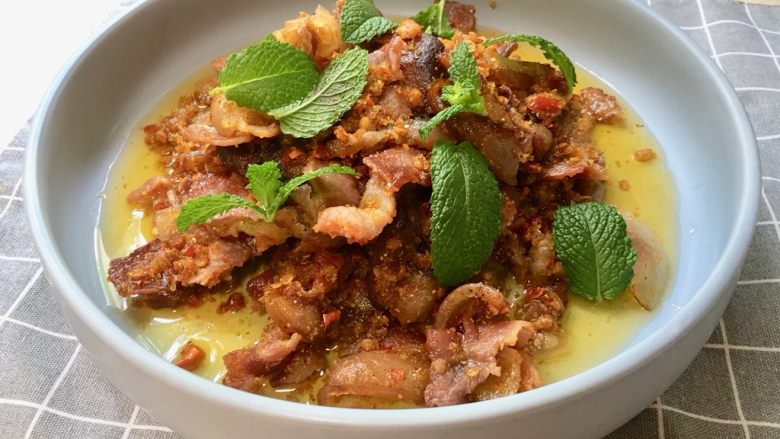 渣海椒腊肉,是家乡世世代代传承下来的经典家常菜！