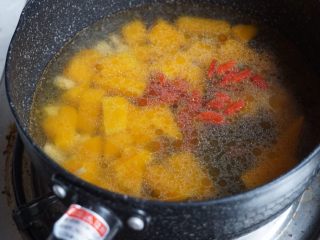芙蓉南瓜,加入枸杞子、糖、盐用中火煮至入味。