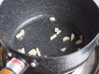 芙蓉南瓜,锅里加油烧热后，放入蒜爆香。