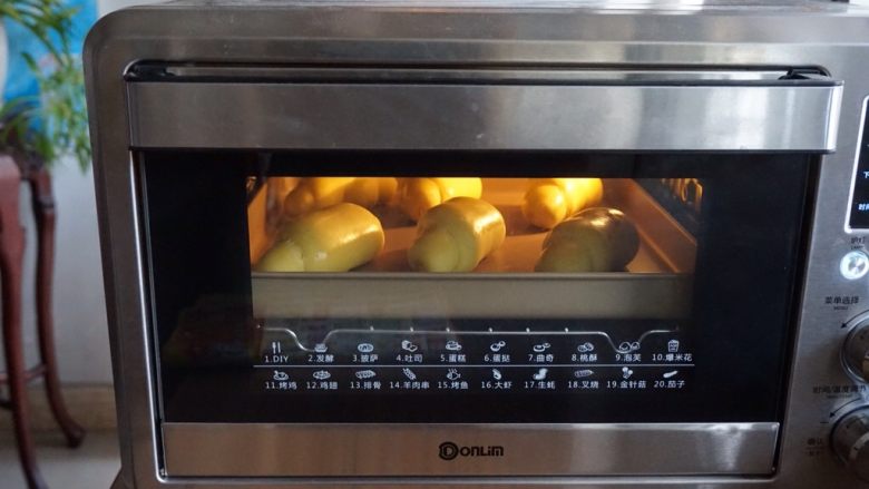 芒果面包卷,放入已经预热好上火170度下火175度的烤箱，烘烤10-12分钟。