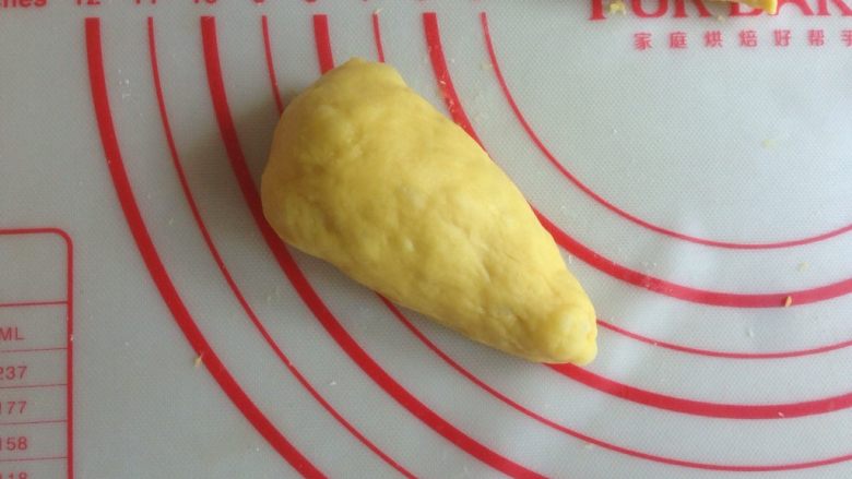 芒果面包卷,松弛好的面团用手揉成圆锥形。