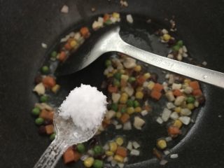 粗粮变身颜值的五彩藜麦饭团,加入少许盐。