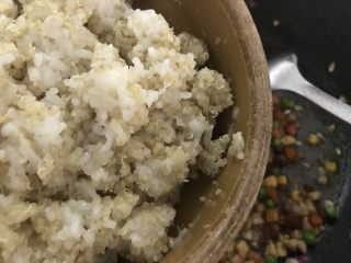 粗粮变身颜值的五彩藜麦饭团,再加入拌匀的藜麦饭。