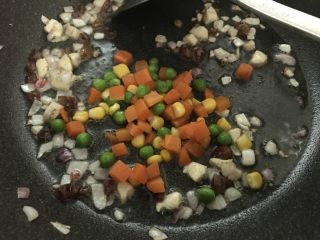 粗粮变身颜值的五彩藜麦饭团,放入三色蔬菜，翻炒香。