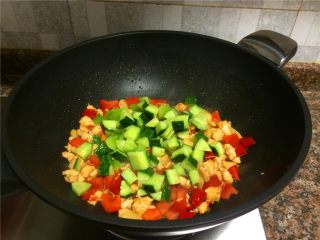 泡椒鸡肉,放入黄瓜和莴苣翻炒20秒。