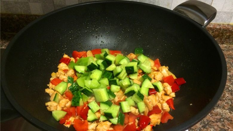 泡椒鸡肉,放入黄瓜和莴苣翻炒20秒。