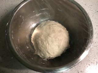 发面葱油饼,然后把面和成团，不需要揉的很光滑，揉至均匀没有干粉即可，粘手是正常的，因为含水量多。然后盖上保鲜膜进行基础发酵。
