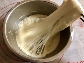 发面葱油饼,发至2倍大后，用筷子挑起来，内部有细密均匀的蜂窝状组织，就发酵好了。