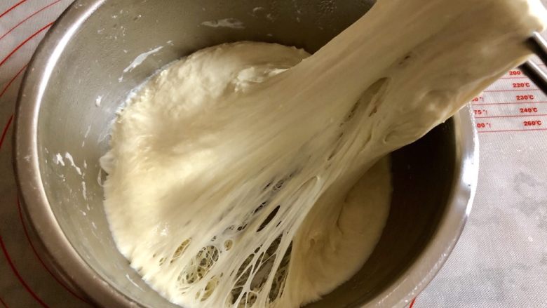 发面葱油饼,发至2倍大后，用筷子挑起来，内部有细密均匀的蜂窝状组织，就发酵好了。