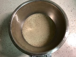 发面葱油饼,盆里放入140克清水，加入2克酵母。