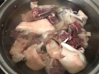 红烧猪蹄,将猪蹄剁小，清洗干净，冷水下锅，加入适量料酒，将猪蹄煮开，出去血沫。