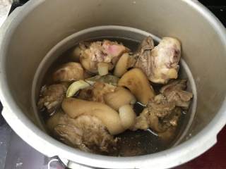 红烧猪蹄,将猪蹄转入高压锅中，加入适量清水，将猪蹄半腌过就可以。