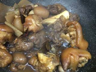红烧猪蹄,将焖煮好的猪蹄倒回平底锅中，大火收汁,即可出锅。