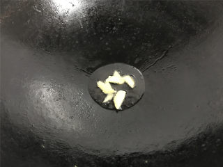 上汤螺蛳 ,锅中倒入适量油，爆香老姜。
