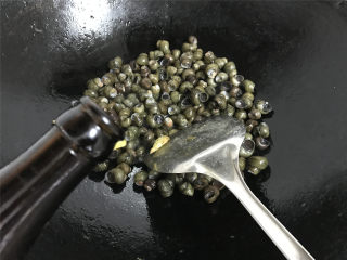 上汤螺蛳 ,翻炒均匀后加入适量料酒炒至螺丝的厣有脱落的盛出。