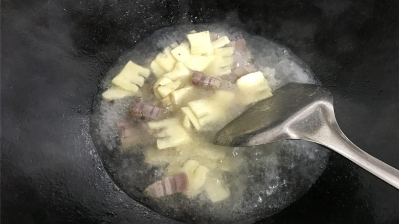 上汤螺蛳 ,加入适量的热水煮开。