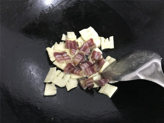 上汤螺蛳 ,然后放入切片的火腿肉片翻炒均匀。