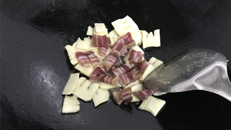 上汤螺蛳 ,然后放入切片的火腿肉片翻炒均匀。