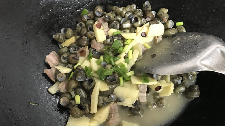上汤螺蛳 ,煮至汤汁发白，螺蛳入味即可熄火撒入香葱后出锅。