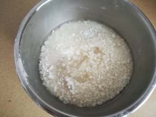 家乡小吃——小米,因为面粉的吸水性不同，热水要分次加入