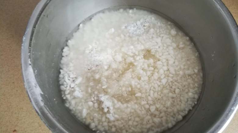 家乡小吃——小米,因为面粉的吸水性不同，热水要分次加入