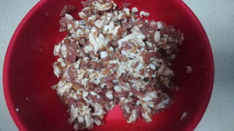 家乡小吃——小米,搅打后的猪肉才会有弹牙的口感，然后放一边腌制入味