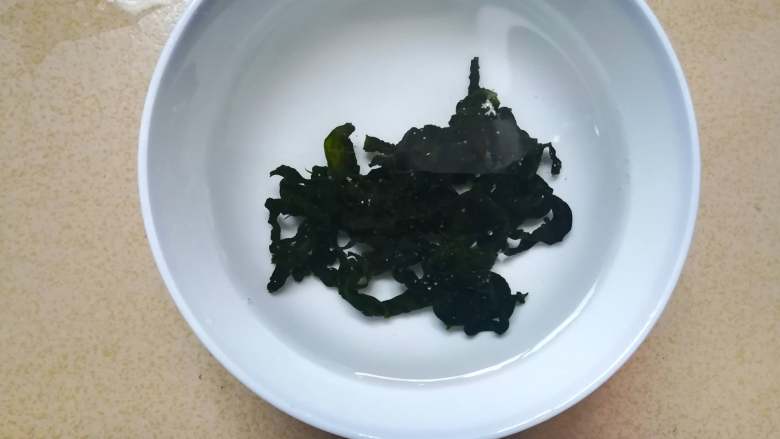 海藻芡汁赛螃蟹,海藻泡发的过程用手搅拌一下，过几次水