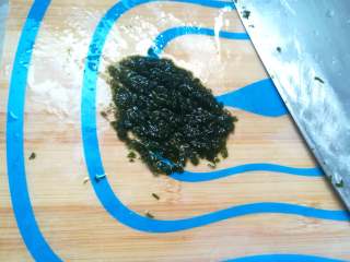 海藻芡汁赛螃蟹,尽可能切成碎末，然后放一旁备用