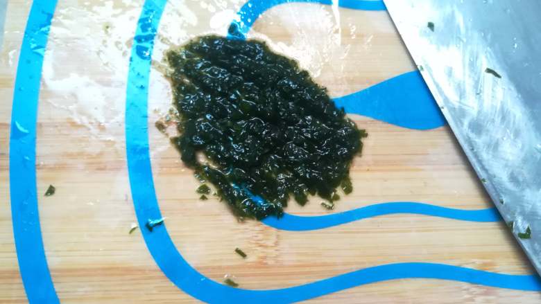 海藻芡汁赛螃蟹,尽可能切成碎末，然后放一旁备用