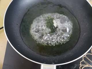 海藻芡汁赛螃蟹,接下来就是海藻芡汁的制作了，锅子洗干净后加水适量的水，煮开后倒入海藻末，并加少许盐提鲜
