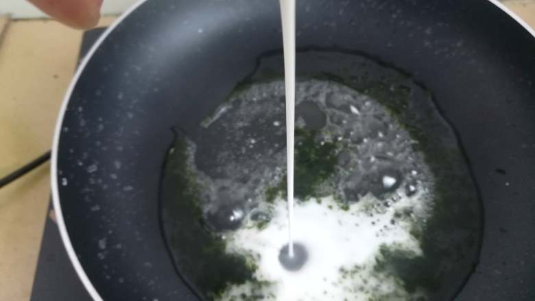 海藻芡汁赛螃蟹,加入淀粉水
