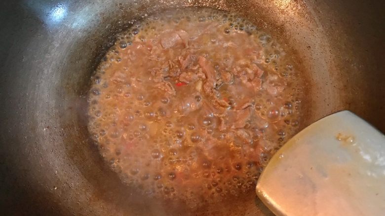榨菜炒肉片,炒均，汤变稠。