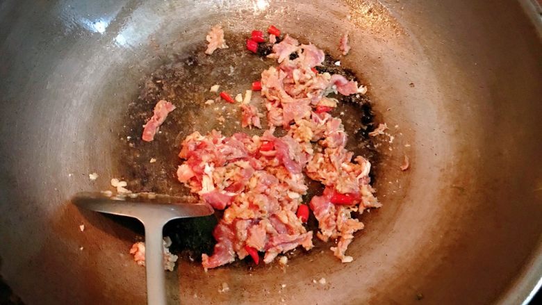 榨菜炒肉片,炒几下，表面微变色。