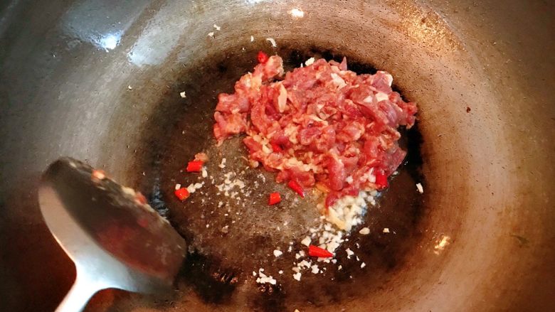 榨菜炒肉片,放入肉片。