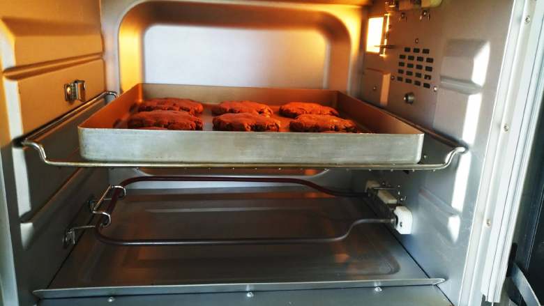 蔓越莓巧克力酥饼,放入预热好的烤箱中层上下火160度20分钟